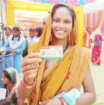 जनसमस्या निवारण शिविर में धनेश्वरी को  मिला आयुष्मान कार्ड