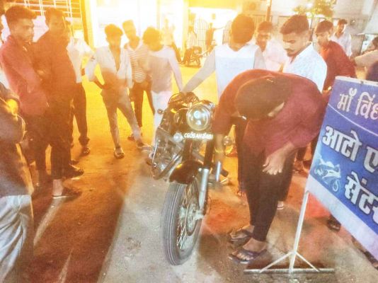बाइकें  भिड़ीं, 3 घायल