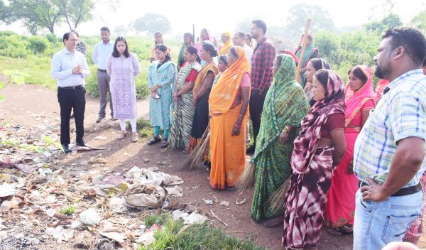 कलेक्टर ने ग्रामीणों को किया जागरूक