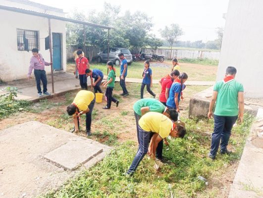 आत्मानंद  स्कूल में सफाई अभियान