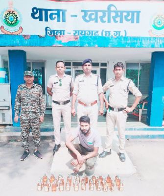 छापा, शराब संग आरोपी गिरफ्तार