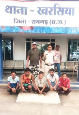 जुआ खेलते 5 बंदी,  10 हजार जब्त