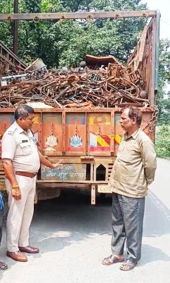 वाहन में लोड 7 टन अवैध कबाड़ संग आरोपी गिरफ्तार