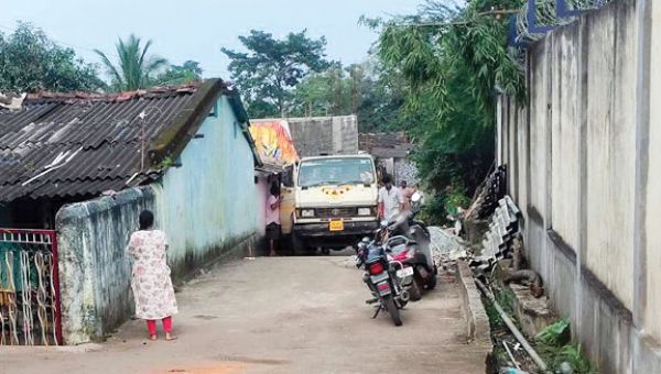 मिनी ट्रक रिवर्स करते युवक चपेट में, मौत