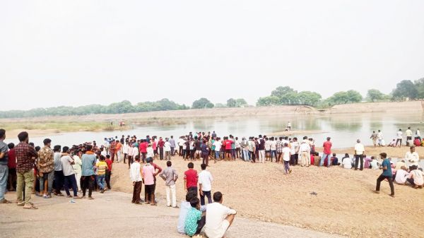 नदी में डूबने से दो नाबालिगों की मौत, 3 को ग्रामीणों ने बाहर निकाला