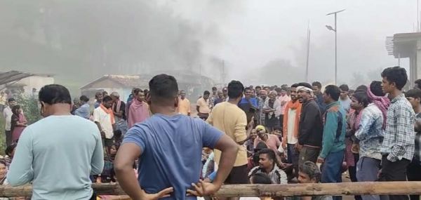 आवारा पशुओं से परेशान किसानों  ने किया दो घंटे तक चक्काजाम 