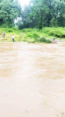 भारी बारिश से खल्लारी नदी में बाढ़, मुख्यालय से घंटों संपर्क टूटा, पुल बनाने की मांग 