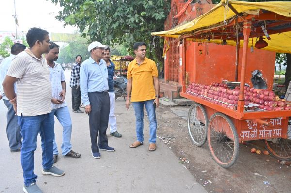 निगम आयुक्त पहुंचे नंदनी रोड