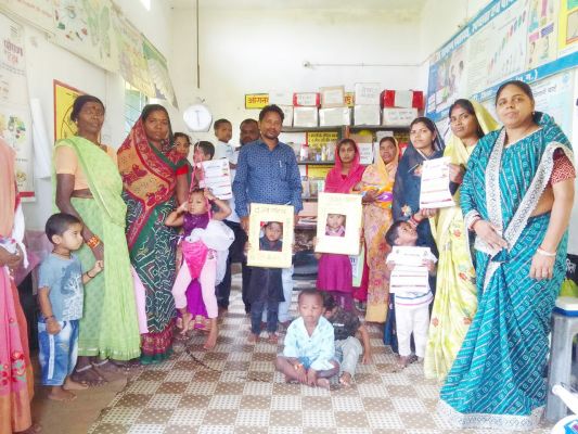 आंगनबाड़ी केंद्र में वजन त्यौहार मना