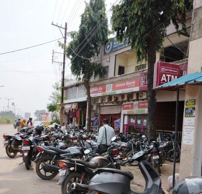 मुख्य मार्ग का फुटपाथ और पौने 2 करोड़ से बने पाथवे पर अतिक्रमण