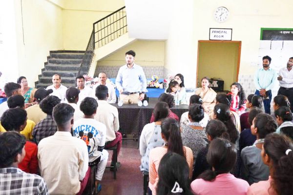 सपरिवार कलेक्टर पहुंचे एकलव्य स्कूल सोनाखान