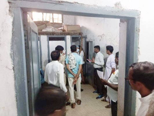 स्कूल के बाथरूम में छात्र की साड़ी से फंदे पर लटकी लाश मिली