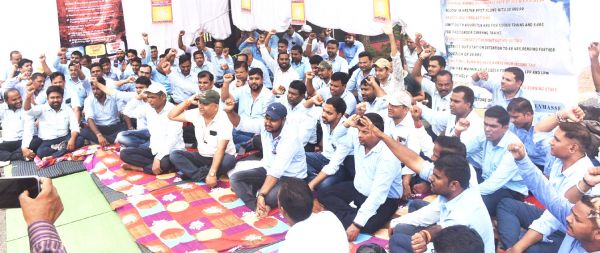 रेल ड्राइवर धरने पर, अगले माह बंद कर सकते हैं ट्रेनें
