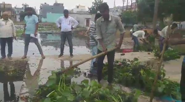 गैंग लगाकर शुरू किया सफाई अभियान