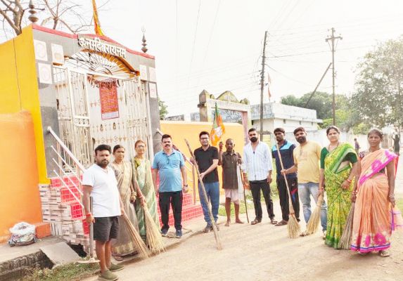 तर्री में भाजपाइयों ने मंदिर  और स्कूलों में सफाई की