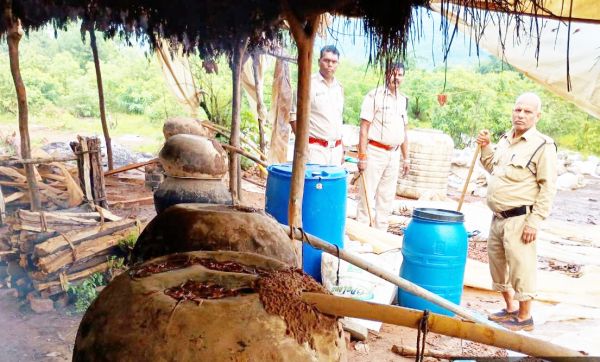 825 लीटर देशी शराब बरामद
