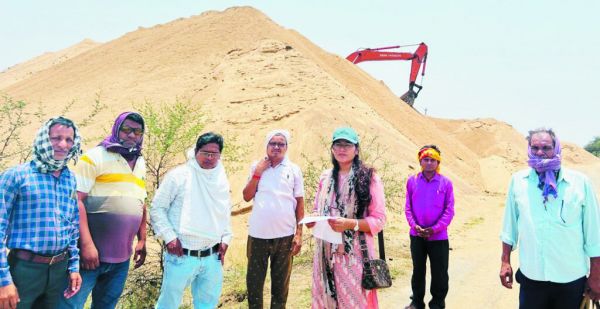 तय मात्रा से अधिक रेत का भंडार, भाजपा नेता समेत ठेकेदारों पर जुर्माना