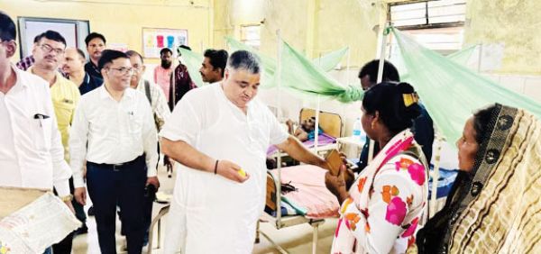 राष्ट्रीय वृद्धाजन स्वास्थ्य देखभाल कार्यक्रम में विधायक हुए शामिल, मरीजों को बांटे फल