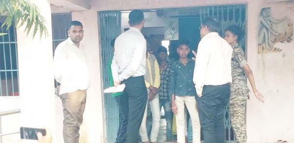 बहुदिव्यांग आवासीय विद्यालय के बच्चे पहुंचे जनदर्शन, बिना सब्जी के भोजन की शिकायत