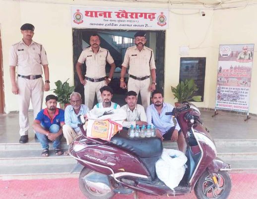 नाबालिग से शराब तस्करी, सेल्समैन समेत 5 गिरफ्तार