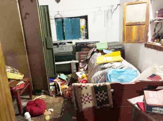 सूने मकानों से नगदी समेत लाखों का सामान पार