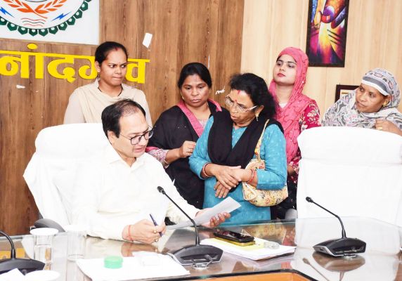 क्षतिपूर्ति व राशन कार्ड बनाने लगाई गुहार