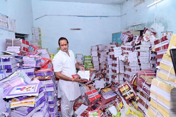 अभनपुर स्कूल की किताबें रद्दी में 