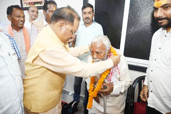 स्कूल शिक्षक से मिल सीएम हुए भाव विभोर, पैर छूकर लिया आशीर्वाद