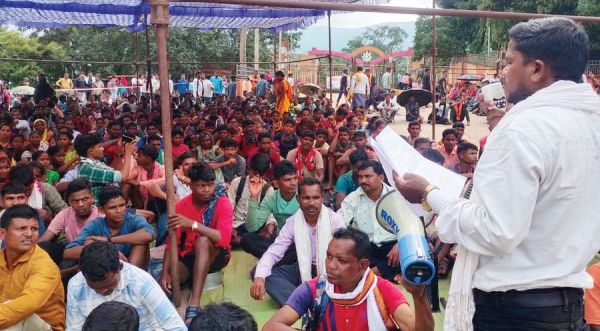 आदिवासियों ने एनएमडीसी बचेली का किया घेराव