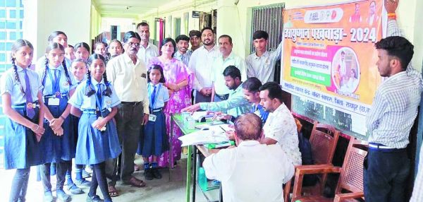 अस्पतालों में बनाए जा रहे  आयुष्मान कार्ड