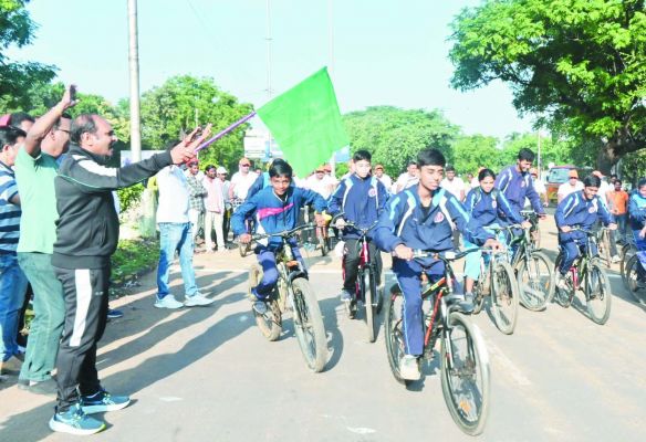 साइकिल रैली निकालकर स्वच्छता के प्रति किया जागरूक 