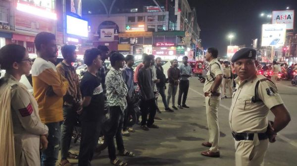 पुलिस गश्त कर रही थी और मेन रोड  की रूई दुकान में हो गई चाकूबाजी