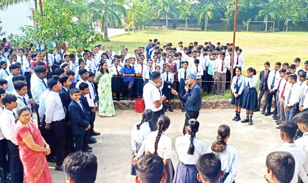मोबाइल में न करें समय बर्बाद, लक्ष्य प्राप्ति के लिए करें कोशिश - अमित