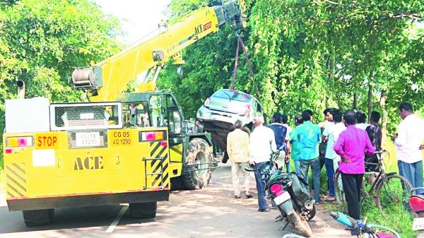बेकाबू कार खेत में पलटी, चालक की मौत