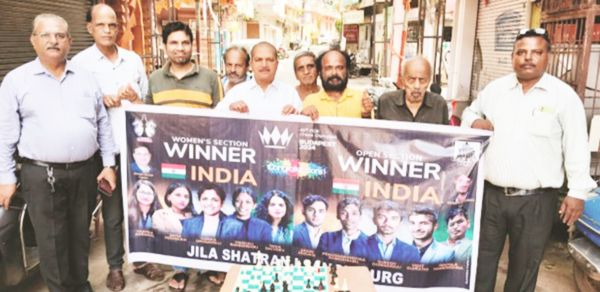 चेस ओलंपियाड में भारतीय टीम  की जीत पर मनाई खुशियां
