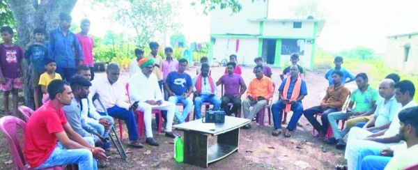 मन की बात सुनने, सौरभ ने लगाई बरगद के नीचे चौपाल