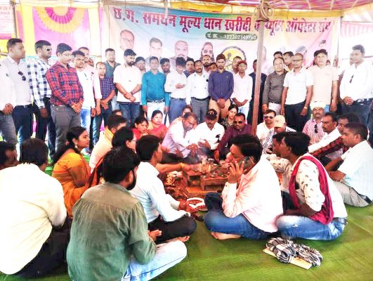सोसायटी ऑपरेटरों का धरना प्रदर्शन जारी