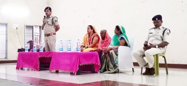पुलिस ने चलाया चलित थाना
