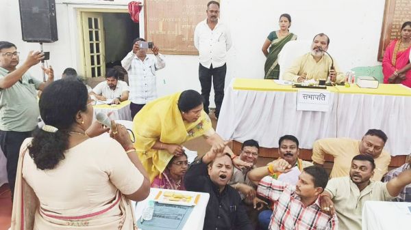 भाजपा पार्षद आपत्तिजनक टिप्पणी, हंगामा