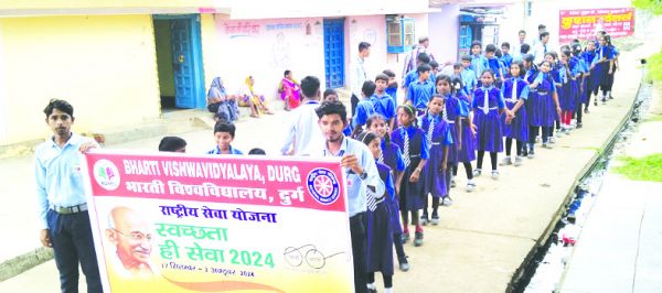 भारती विवि ने गोदग्राम कोनारी में चलाया स्वच्छता अभियान