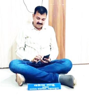 पिकअप में कुर्सियों को लाद ले गया दुकानदार, जमीन पर बैठ काम कर रहे जनपद अध्यक्ष 