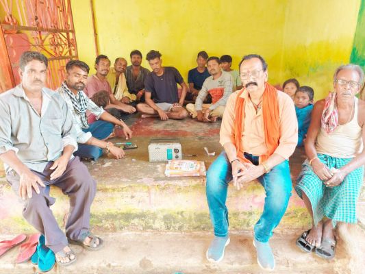 कार्यकर्ताओं ने ग्रामीणों के साथ सुनी मन की बात
