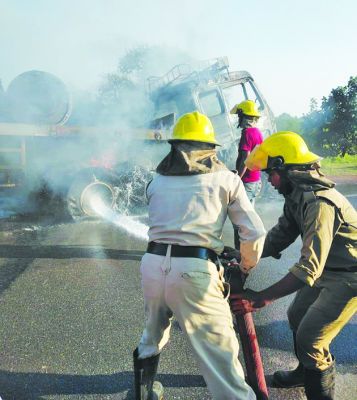 ट्रक में लगी आग, काबू