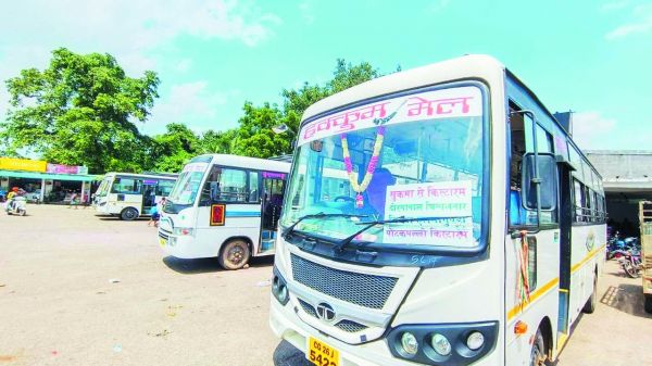 हाशिये के नक्सल गांवों को जोडऩे  दौड़ रही अनोखी हुक्कूम मेल बस..