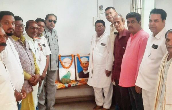 जयंती पर गांधी-शास्त्री को किया याद