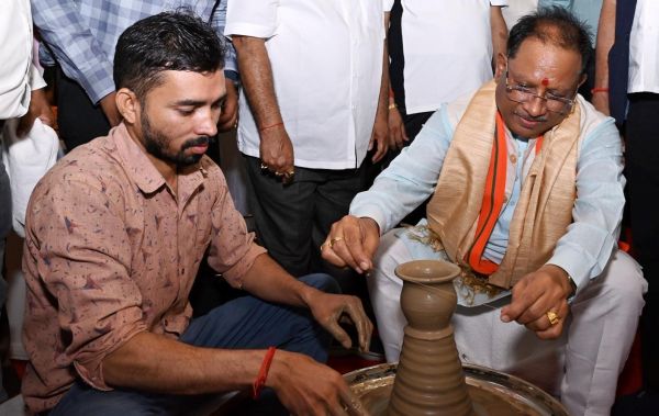 साय ने बनाई कटोरी, खरीदी कोसा साड़ी