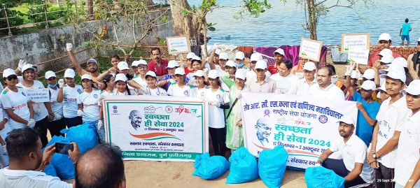 शिवनाथ नदी किनारे युवाओं ने चलाया स्वच्छता अभियान