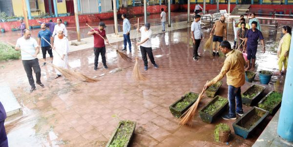 कलेक्टोरेट परिसर की सफाई में जुटे अधिकारी-कर्मचारी, किया श्रमदान