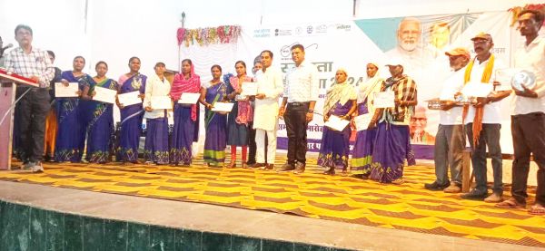 स्वच्छता ही सेवा कार्यक्रम में सफाई मित्रों का सम्मान