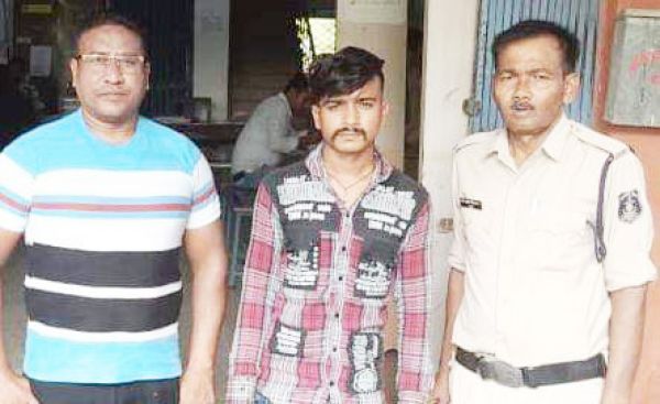 विवाहिता से छेड़छाड़, फरसा  लेकर परिवार को दौड़ाया